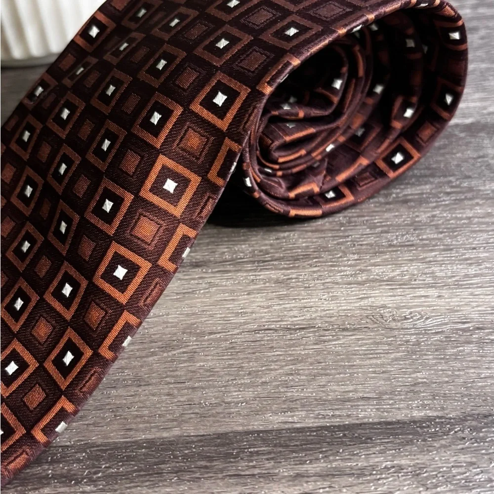 Elegant Brown Geometric Tie